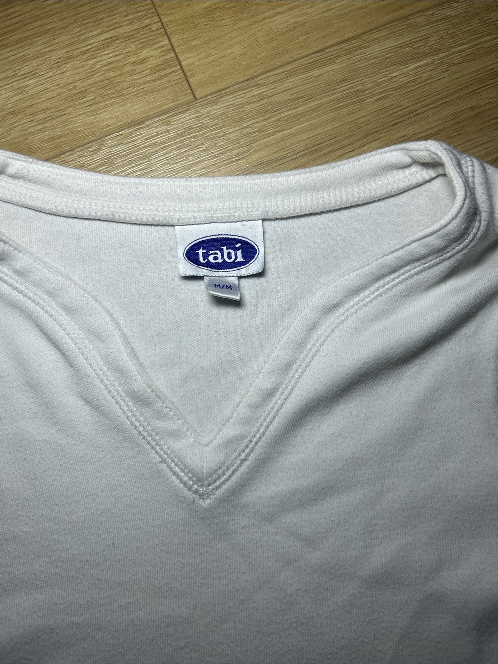 Tabi Women's White V-Neck Sweater - Classic Lightweight Knit - Picture 3 of 5